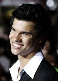Taylor Lautner Stays On For New Moon!
